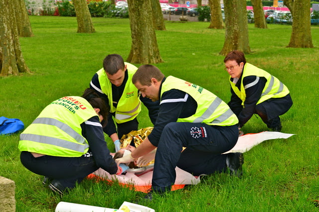 Simulation Multiple Patient (SMP) Les ambulanciers de l’Est en exercice 13 Simulation Multiple Patient (SMP) Les ambulanciers de l’Est en exercice Simulation Multiples Patients BFM Tem 15 - relevage
