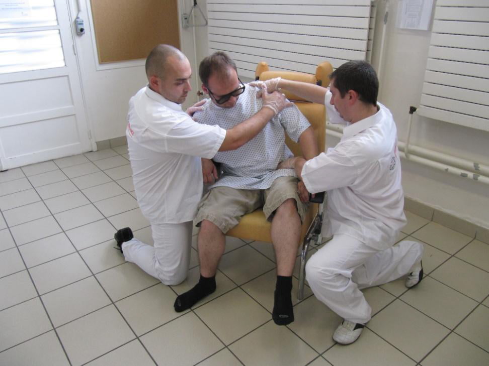 Rehaussement au fauteuil à l'aide du déplacement naturel 4 Rehaussement au fauteuil à l'aide du déplacement naturel Rehaussement au fauteuil à l'aide du déplacement naturel