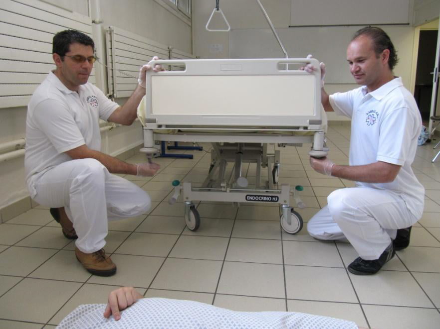 Transfert du sol au lit avec le brancard cuillère 4 Transfert du sol au lit avec le brancard cuillère Technique à l'aide d'une cuillère-20
