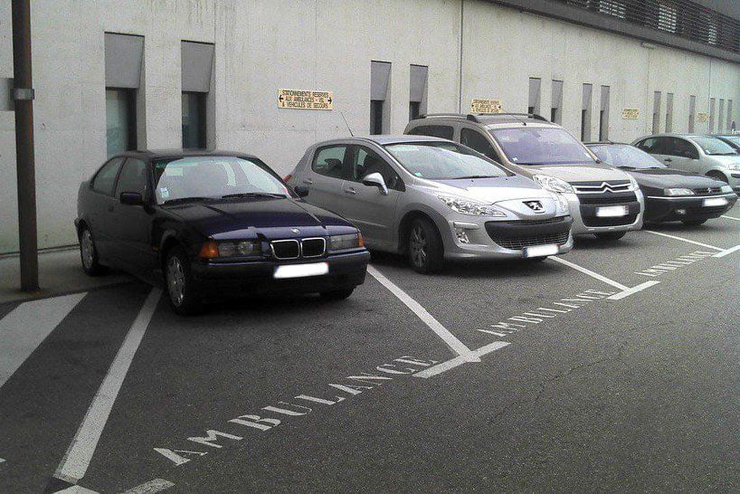 Les ambulanciers et les places de parking 5 Les ambulanciers et les places de parking Les ambulanciers et les places de parking
