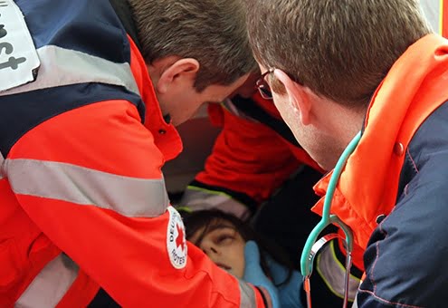 Ambulance, le brancard et le sens inverse 3 Ambulance, le brancard et le sens inverse paramedix 29 L'ambulancier, le site de référence Ambulance, le brancard et le sens inverse