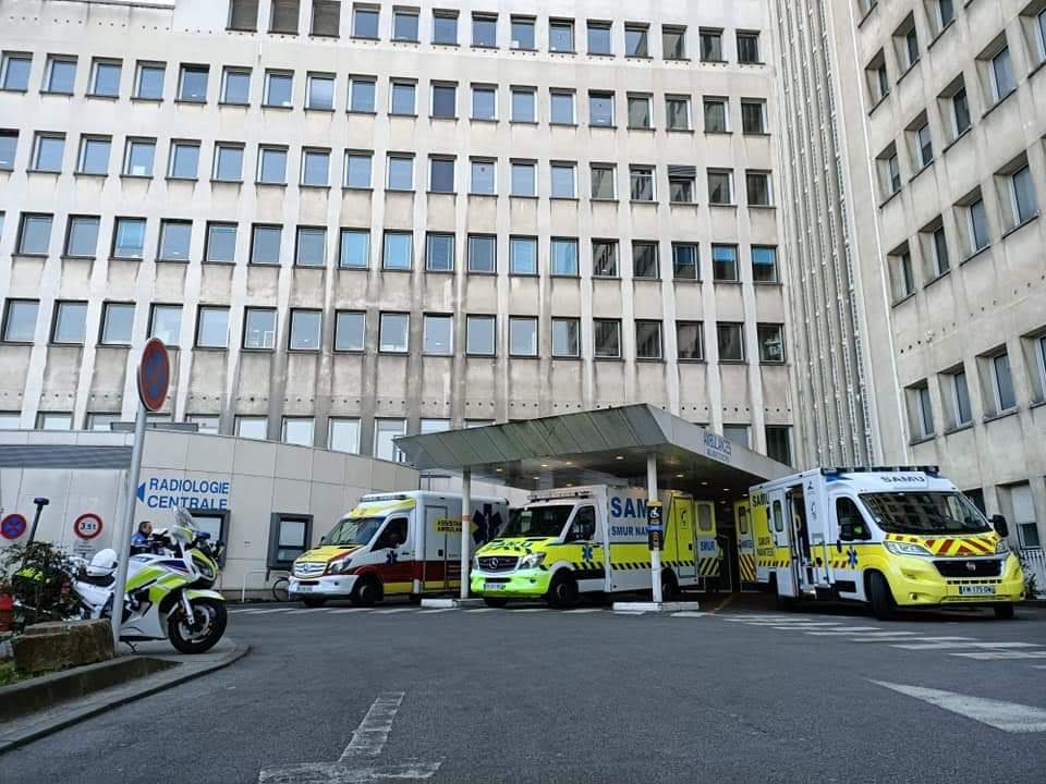 COVID 19, une évacuation pas comme les autres 4 COVID 19, une évacuation pas comme les autres assistance-ambulance-noria-covid-19-tgc-medicalisé-ambulancier-le-site-