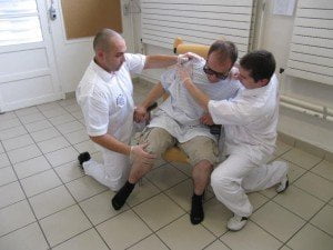 Rehaussement au fauteuil à l'aide du déplacement naturel