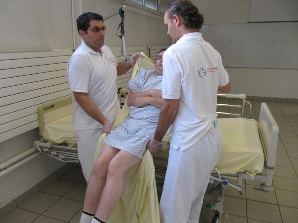 Relevage ambulancier : du sol au lit avec la méthode du hamac